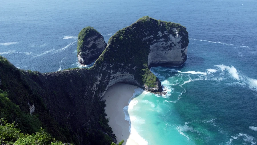 Dramatische Küste von Nusa Penida aus der Luft
